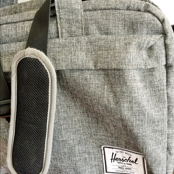 ✨Herschel Travel Weekender Bag in Grey Crosshatch✨ - Picture 8 of 8